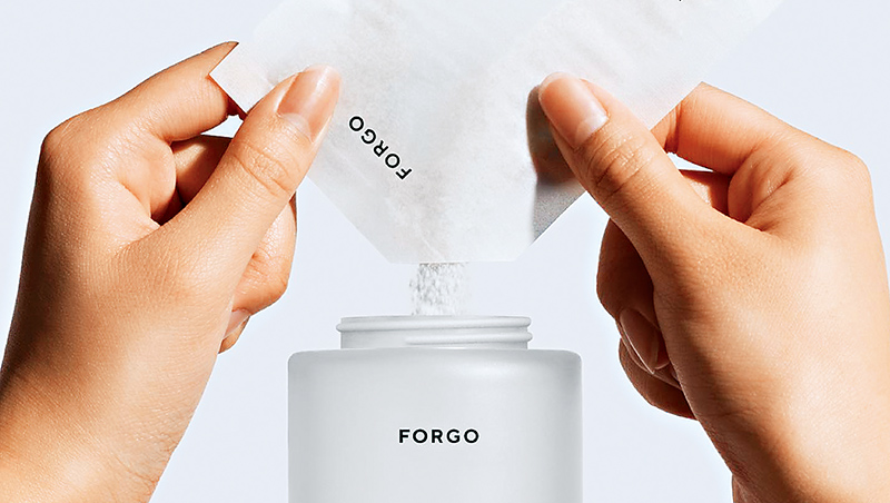 瑞典個人護理品牌Forgo把洗手液濃縮成粉末，體積僅整瓶洗手液的5％，大幅減輕重量以及碳足跡
